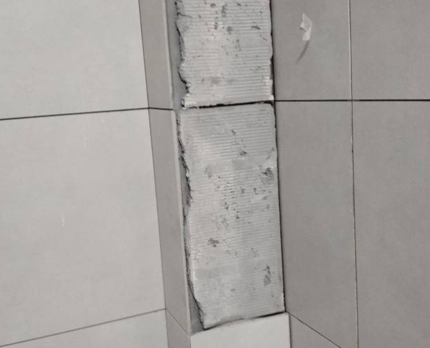德格瓷砖空鼓维修公司分享下瓷砖施工前基层浇水润湿程度不足，可能导致以下问题