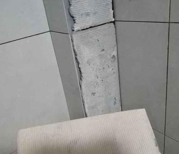 德格瓷砖空鼓维修公司分享下厨房瓷砖脱落的补救措施。